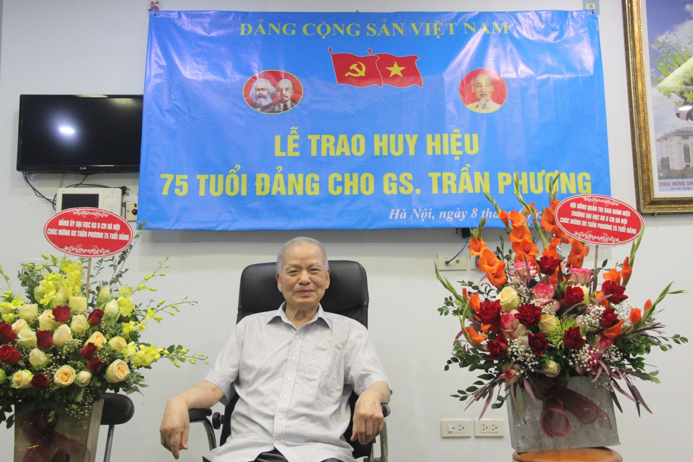 GS Trần Phương được trao Huy hiệu 75 năm tuổi Đảng - 2