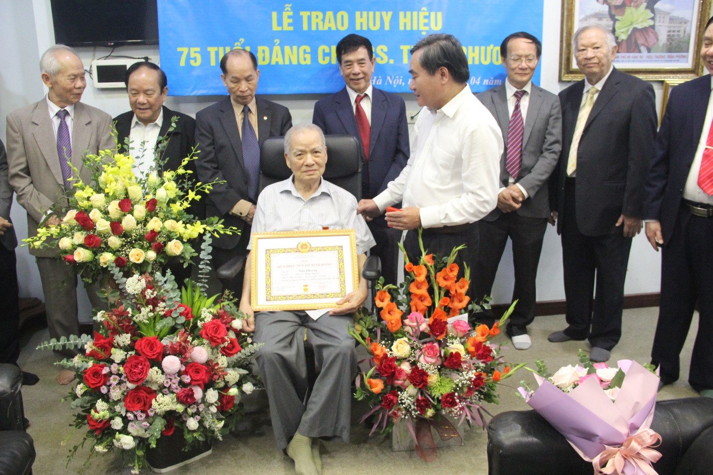 GS Trần Phương được trao Huy hiệu 75 năm tuổi Đảng - 3