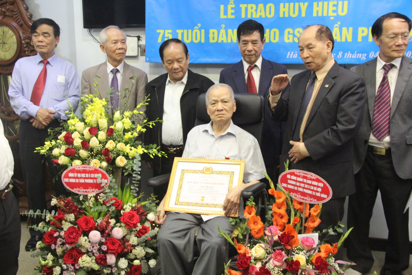 GS Trần Phương được trao Huy hiệu 75 năm tuổi Đảng - 4