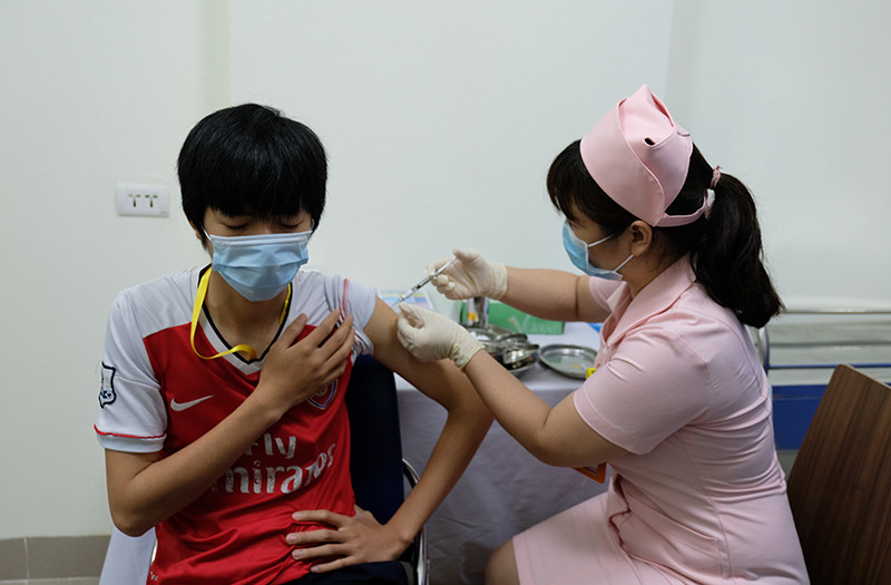 6 người đầu tiên tiêm thử nghiệm mũi 2 vaccine COVID-19 của Việt Nam - 1