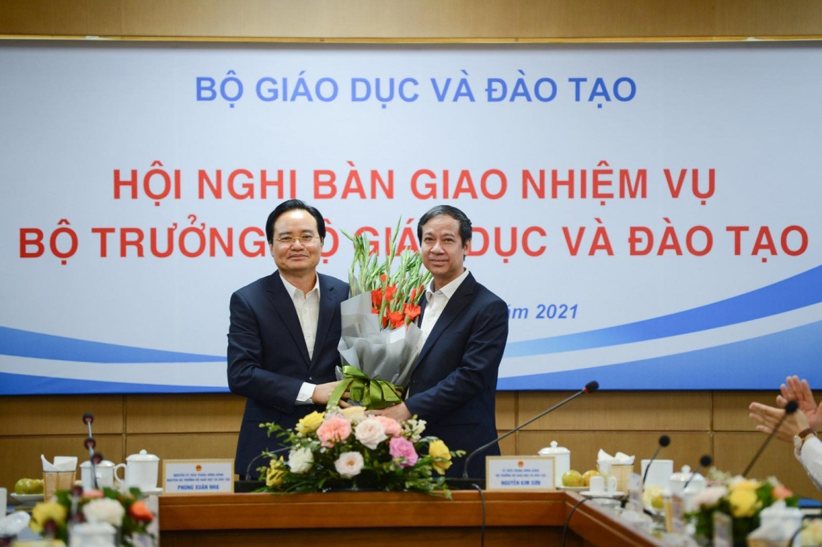 Bộ trưởng Bộ GD&ĐT Nguyễn Kim Sơn tặng nguyên Bộ trưởng Bộ GD-ĐT Phùng Xuân Nhạ bó hoa tươi thắm.