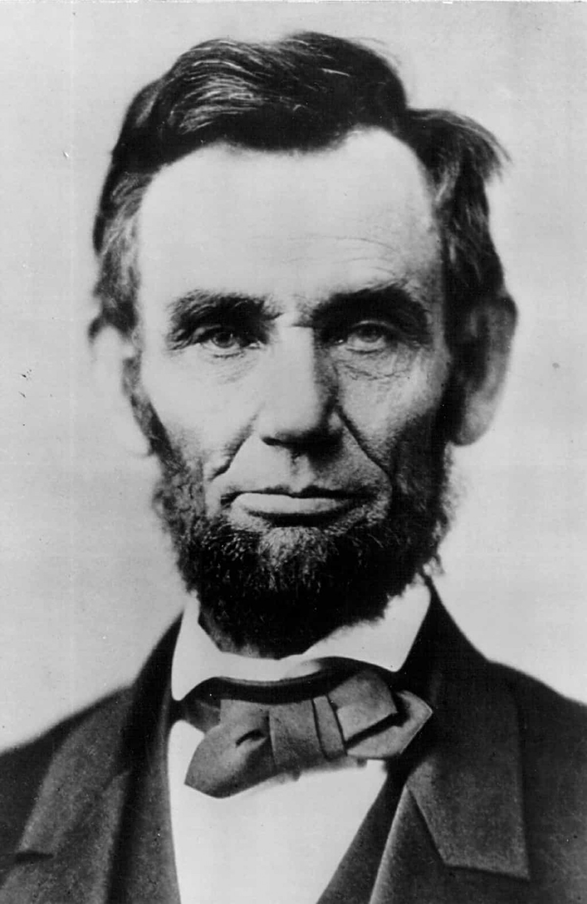 Vụ ám sát Tổng thống Abraham Lincoln (ngày 14/4/1865). John Wilkes Booth, một diễn viên người Mỹ tại Maryland, là người đã ám sát Tổng thống Abraham Lincoln tại Ford's Theatre, Washington DC vào ngày 14/4/1865. Ông Lincoln mất ngày hôm sau vì vết đạn duy nhất bị bắn vào đầu.