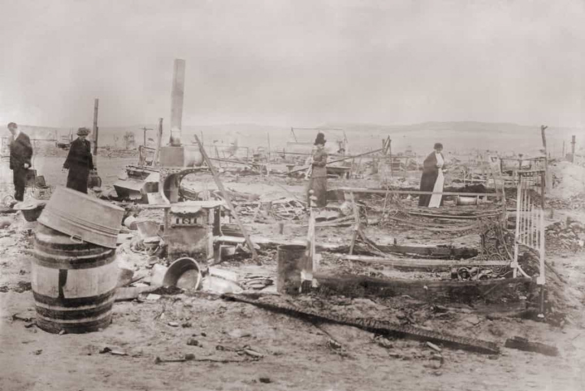 Thảm sát Ludlow (ngày 20/4/1914). Vụ thảm sát là đỉnh điểm của Chiến tranh Than Colorado, một cuộc nổi dậy lao động lớn từ năm 1913-1914. Vụ thảm sát là kết quả của cuộc tấn công của Lực lượng Vệ binh Quốc gia Colorado và lính của Công ty Nhiên liệu & Sắt Colorado vào một ngôi làng lều của 1.200 công nhân khai thác than. Khoảng 20 đã thiệt mạng, đa số là trẻ em, do ngạt thở và bỏng.