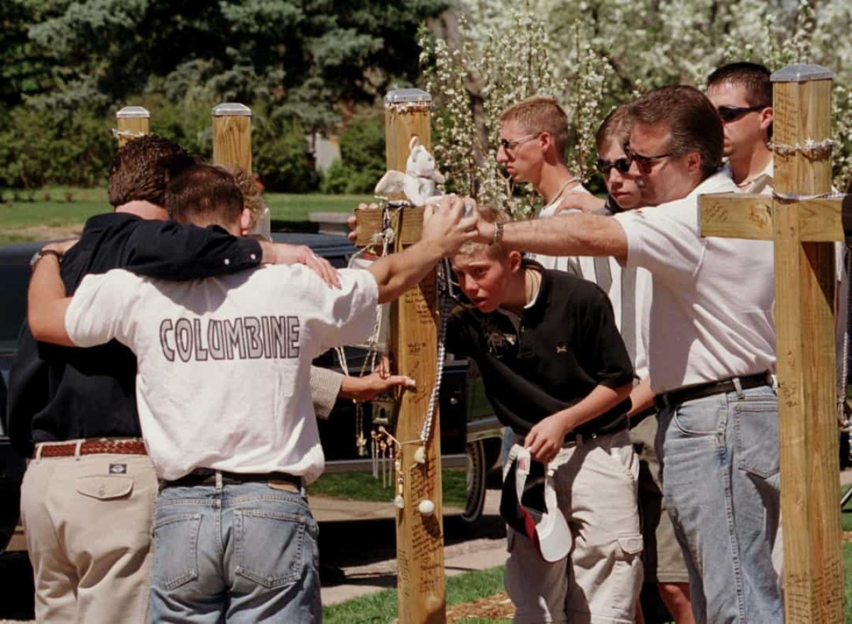 Vụ thảm sát trường trung học Columbine (ngày 20/4/1999). Eric David Harris và Dylan Bennet Klebold là 2 học sinh cuối cấp đã nổ súng khiến 13 người thiệt mạng và 24 người khác bị thương tại trường trung học Columbine ở Columbia, Colorado. Sự kiện này đã gây ra một cuộc tranh luận về quyền sở hữu súng và sức khỏe tâm thần của các học sinh trung học. Hai học sinh đã tự sát sau vụ xả súng.