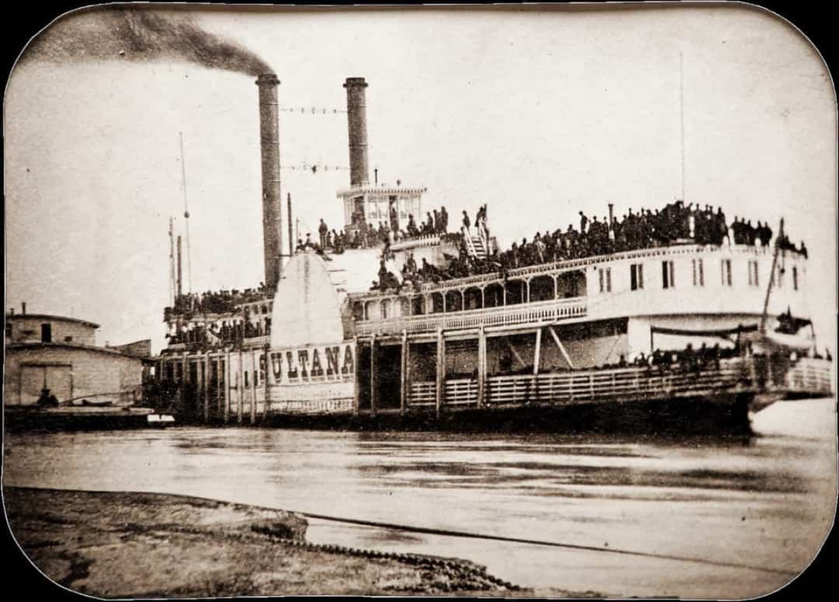 Vụ nổ tàu Sultana (ngày 27/4/1865). Vào ngày 27/4/1865, chiếc tàu Sultana đã phát nổ, trở thành thảm họa hàng hải tồi tệ nhất trong lịch sử nước Mỹ. Mặc dù được thiết kế để chở 376 hành khách, tàu Sultana đã chở tới 2.155 người. 3 trong số 4 nồi hơi của con thuyền phát nổ trước khi chìm, khiến 1.192 hành khách thiệt mạng.