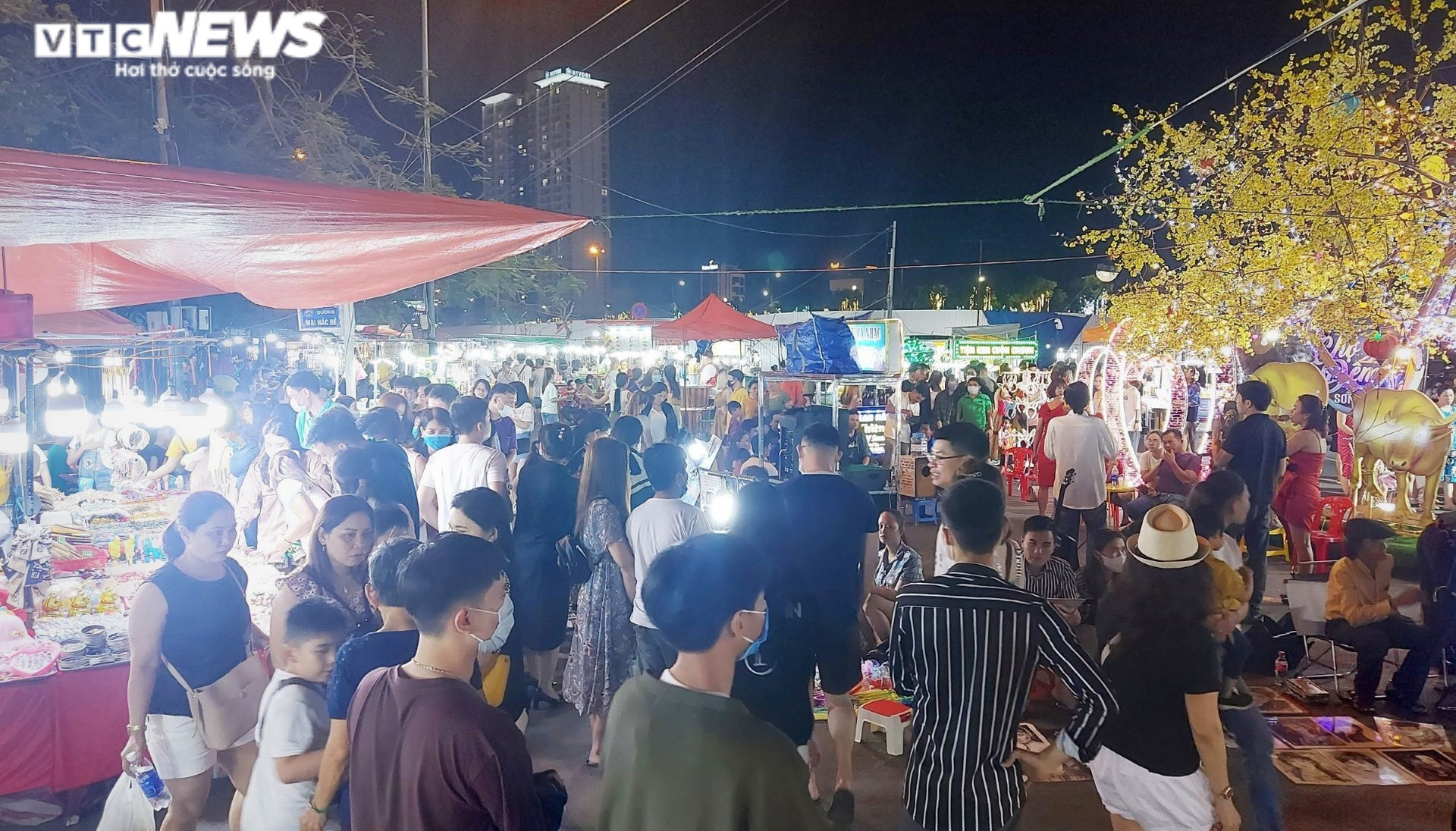 Du lịch hồi sinh, chợ đêm lớn nhất Đà Nẵng ‘thức giấc’ - 2