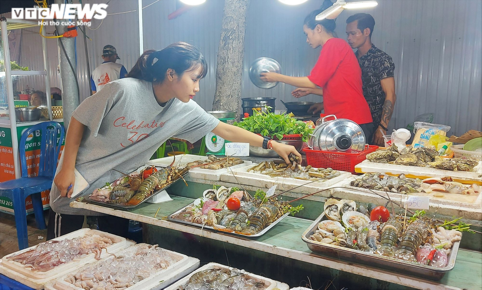 Du lịch hồi sinh, chợ đêm lớn nhất Đà Nẵng ‘thức giấc’ - 5