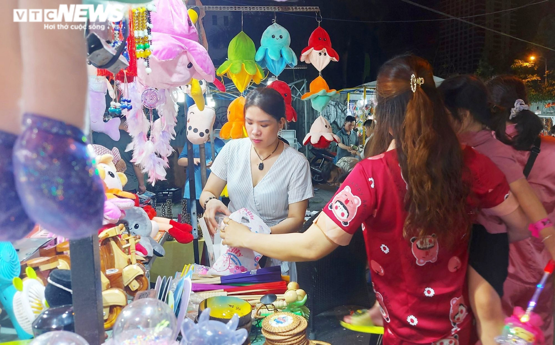 Du lịch hồi sinh, chợ đêm lớn nhất Đà Nẵng ‘thức giấc’ - 3