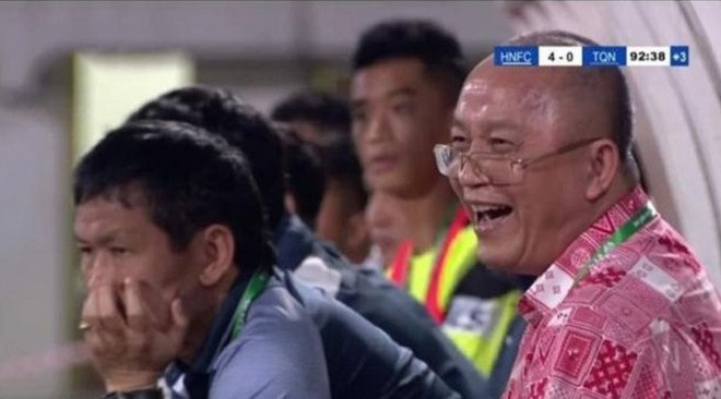 Vòng 9 V-League: Nụ cười khó hiểu của ông bầu - 1