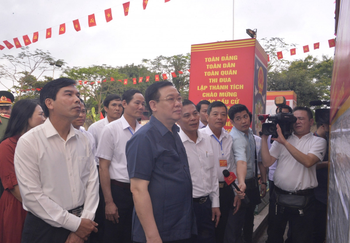 Chủ tịch Quốc hội, Chủ tịch Hội đồng bầu cử quốc gia Vương Đình Huệ tới thăm xã Kiến Thiết và huyện Tiên Lãng, Thành phố Hải Phòng.