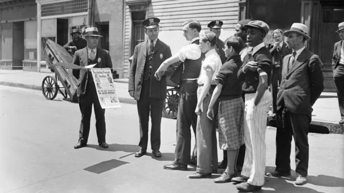 Nhân viên y tế kiểm tra vết sẹo tiêm chủng đậu mùa của người dân ở thành phố Newark, bang New Jersey vào năm 1931. Ảnh: Getty Images