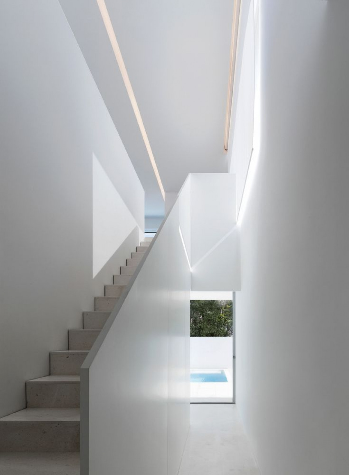 Cầu thang ở góc nhà lên tầng 2 cũng rất đơn giản. Ánh sáng là một loại “vật liệu” làm nổi bất những hình khối kiến trúc.