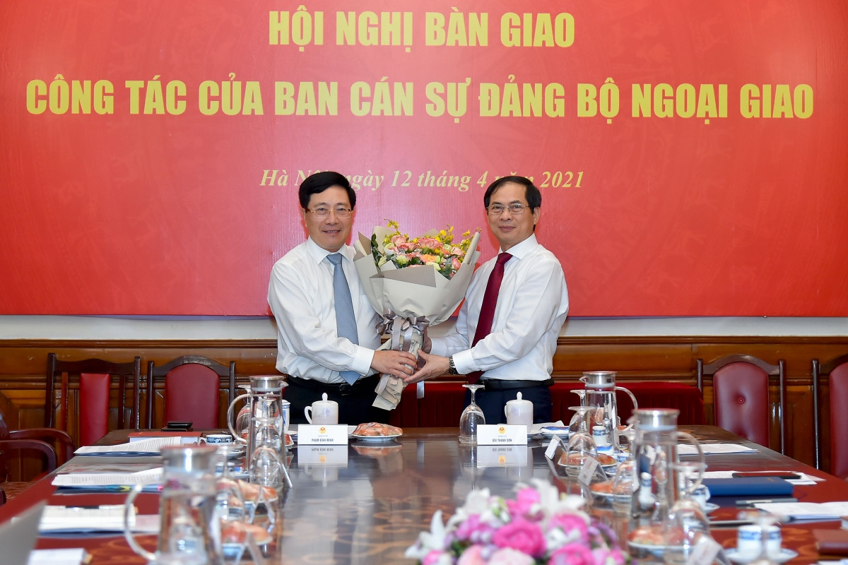 Phó Thủ tướng Phạm Bình Minh chúc mừng ông Bùi Thanh Sơn đã được Đảng và Nhà nước tín nhiệm bổ nhiệm trọng trách Bộ trưởng Bộ Ngoại giao.