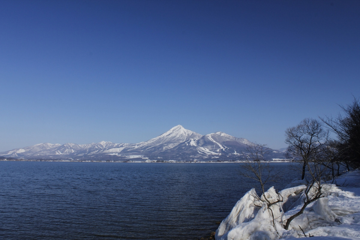 Núi Bandai và hồ Inawashiro: Núi Aizu Bandai được chọn là một trong 100 ngọn núi đẹp nhất Nhật Bản. Đây cũng là một nơi lý tưởng cho du khách ưa thích môn thể thao đi bộ, leo núi. Hồ Inawashiro là 1 trong 10 hồ nước lớn nhất ở Nhật Bản, nơi đây là một điểm tham quan lý tưởng mà du khách có thể nhìn thấy những đàn thiên nga vào mùa đông.