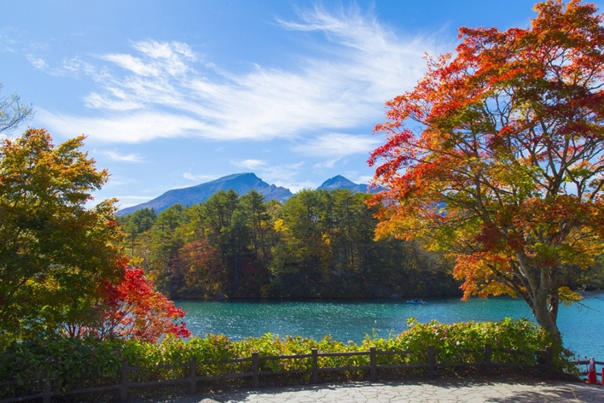 Quần thể hồ Goshikinuma hay còn gọi là hồ Ngũ sắc là một trong những danh lam thắng cảnh hùng vĩ nhất tại Fukushima. Mỗi hồ lại có sắc nước riêng, từ nâu sẫm đến xanh cô-ban. Vào mỗi mùa, khung cảnh của hồ lại có những nét đặc sắc vô cùng riêng biệt, tạo cảm hứng cho rất nhiều các nhiếp ảnh gia tại Nhật Bản và trên thế giới.