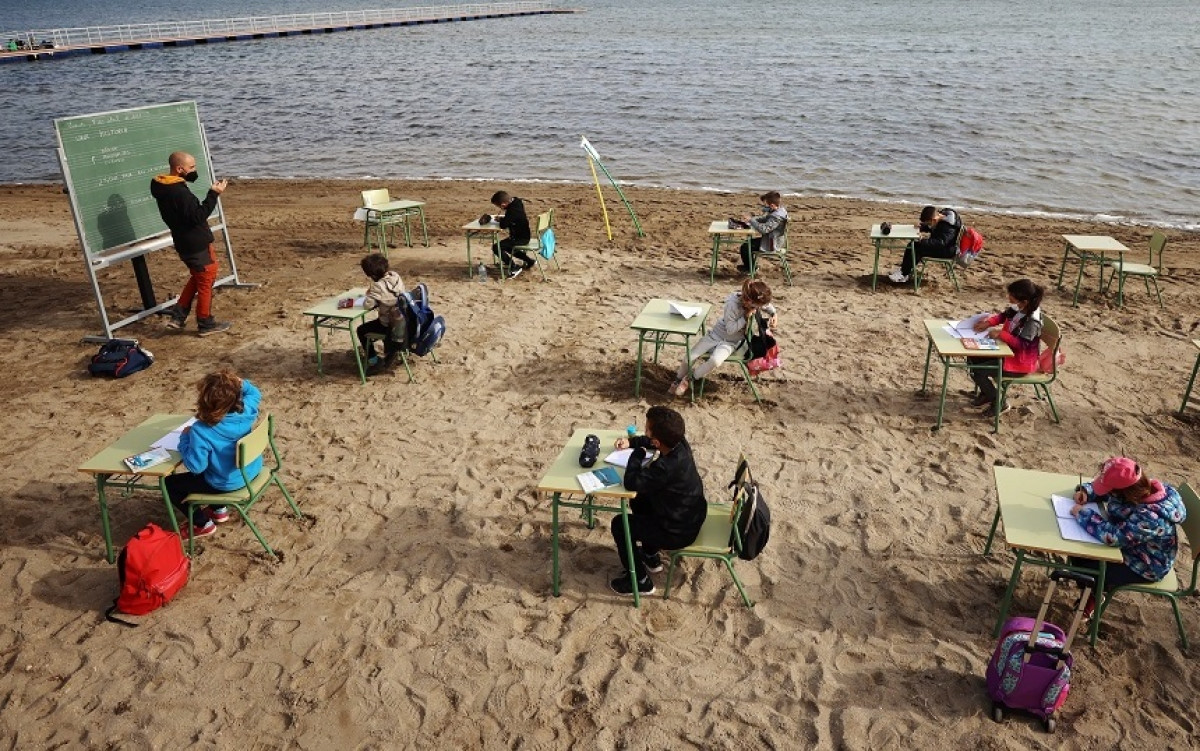 Học tập trên bãi biển - dự án học tập ngoài trời ở trường Felix Rodriguez de la Fuente. Ảnh: Reuters.