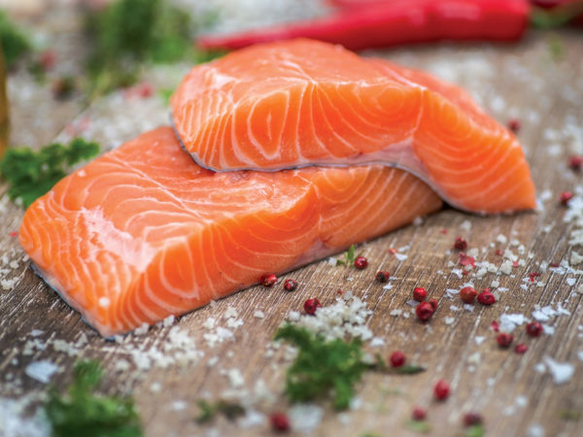 Cá hồi: Cá hồi là một thực phẩm tuyệt vời giúp cải thiện tâm trạng nhờ chứa hàm lượng omega-3 dồi dào. Dưỡng chất quan trọng này rất cần thiết cho quá trình sản sinh năng lượng, cho các hoạt động của não bộ và hệ tuần hoàn. Ăn các loại cá béo sẽ giúp tăng sản sinh hormone dopamine, giúp bạn cảm thấy vui vẻ hơn.