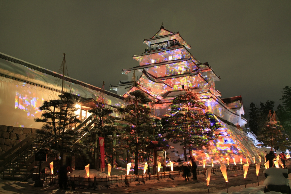 Mùa đông, lâu đài Tsuruga được bao phủ một thảm tuyết trắng muốt tuyệt đẹp. Vào giữa tháng Hai, lễ hội nến Aizu Erosoku được tổ chức, nhằm giới thiệu những sản phẩm nến được thực hiện bởi bàn tay khéo léo của các nghệ nhân trong vùng. Hình ảnh tòa thành được chiếu sáng bởi hàng nghìn cây nến vô cùng tráng lệ, khiến du khách đặc biệt ấn tượng.