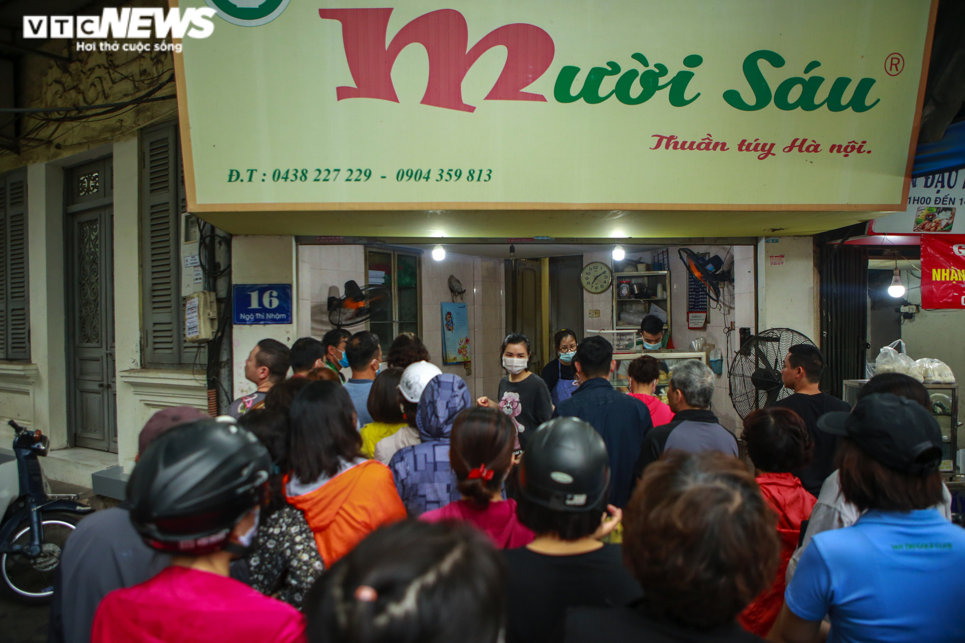 Người Hà Nội xếp hàng dài, chờ cả tiếng đồng hồ mua bánh trôi ngày Tết Hàn Thực - 2