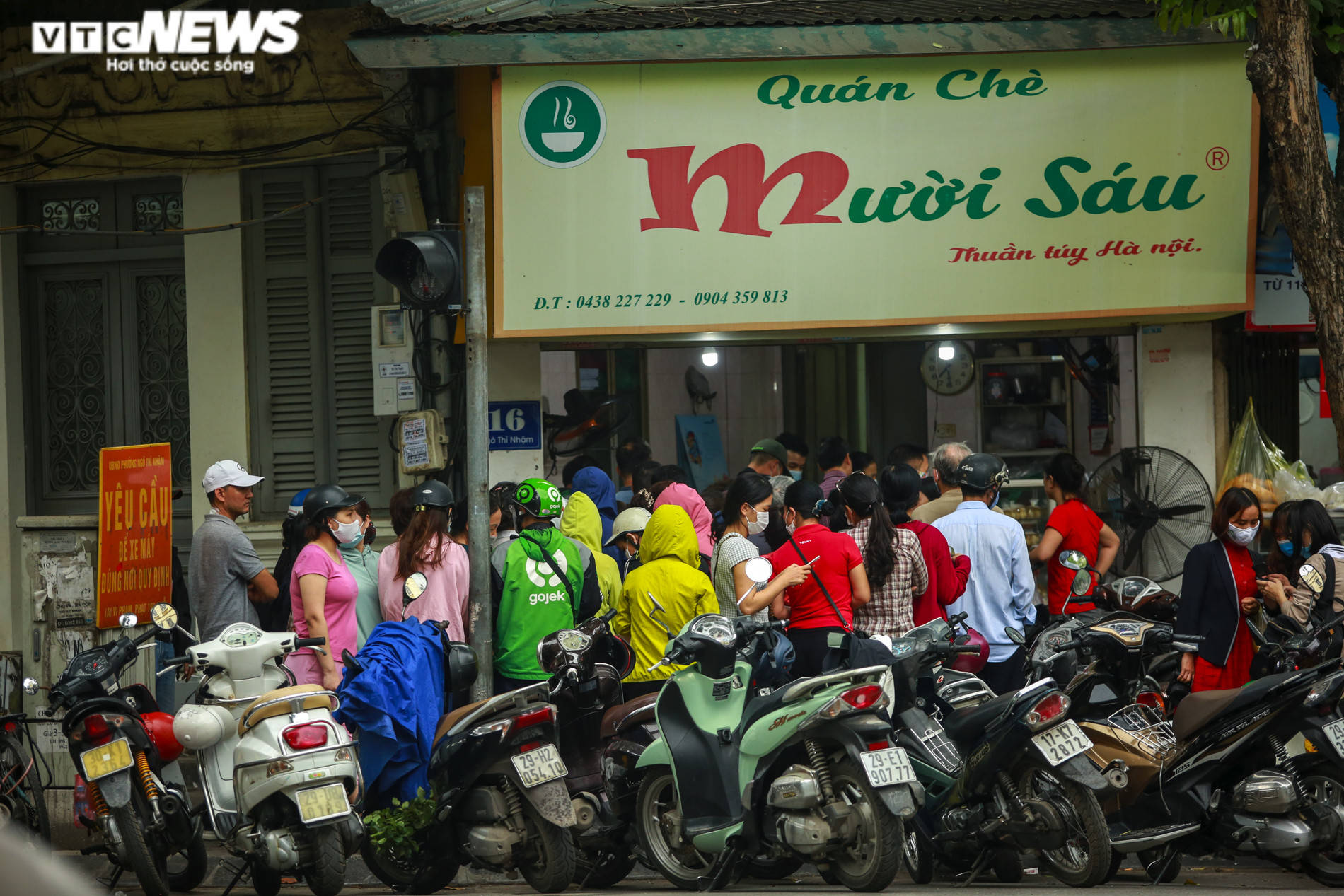 Người Hà Nội xếp hàng dài, chờ cả tiếng đồng hồ mua bánh trôi ngày Tết Hàn Thực - 1