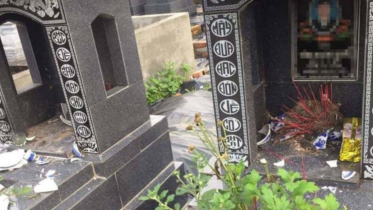 Hàng loạt ngôi mộ tại nghĩa trang thôn Hà Phương (xã Thắng Thủy, huyện Vĩnh Bảo, TP Hải Phòng) bị kẻ xấu đập phá.