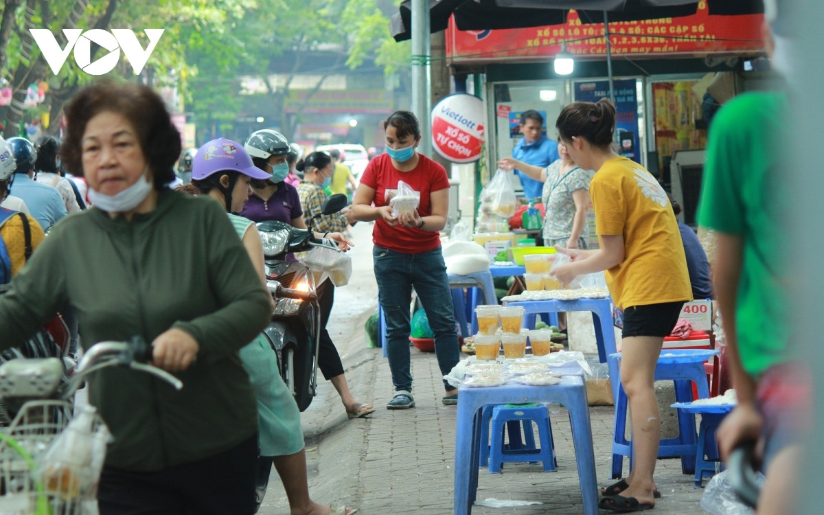 Người dân tranh thủ mua bánh dịp Tết Hàn thực.