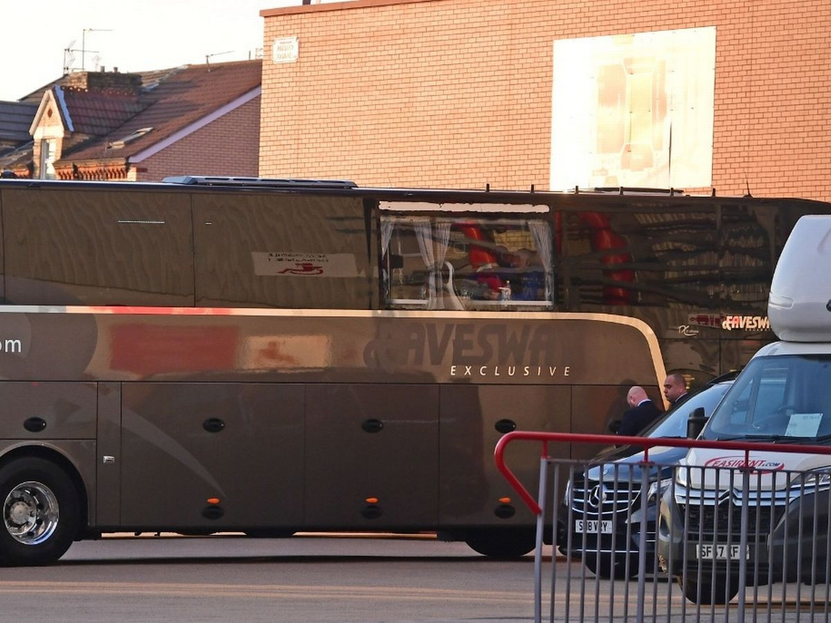 Xe bus chở Real Madrid tới sân Anfield đá trận tứ kết lượt về Champions League bị ném vỡ cửa kính.