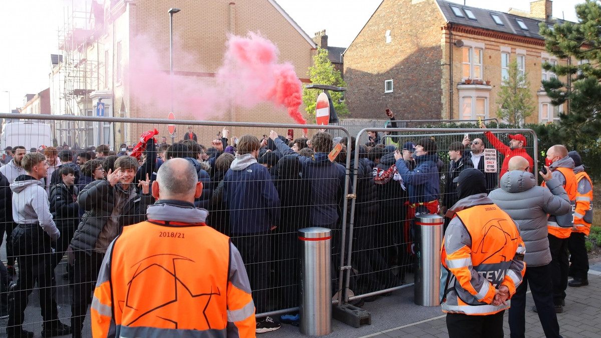 Đám đông CĐV Liverpool tập trung trước sân Anfield để chờ đón đội nhà và thị uy với đội khách.