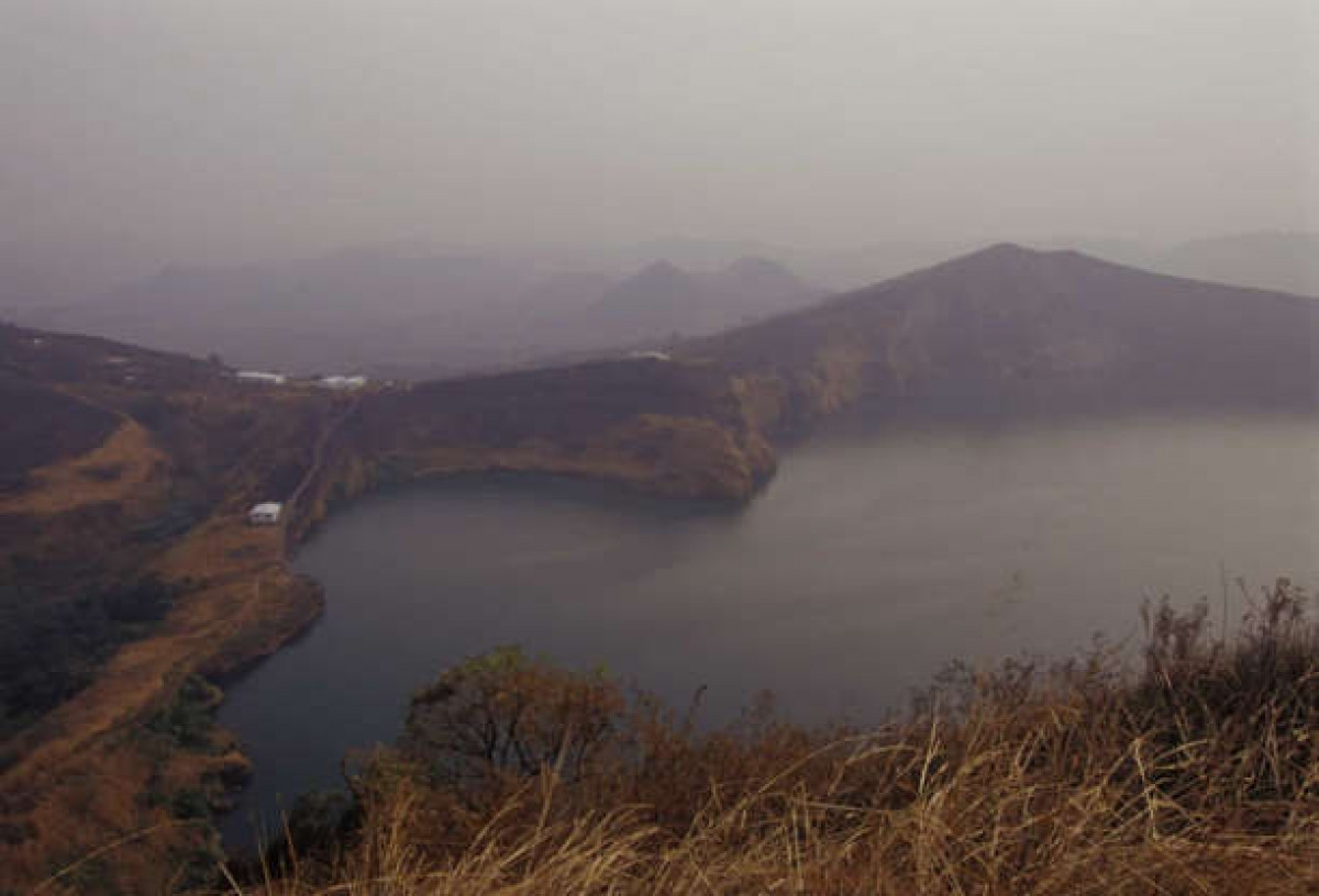 Hồ Nyos: Tại Cameroon, những cư dân ở đây vẫn còn nhớ rõ thảm họa Nyos vào năm 1986 khi hồ nước này thải ra 1,6 tấn CO2 vào không khí khiến hàng nghìn người thiệt mạng và làm chết nhiều động vật. Các nhà khoa học cho rằng một núi lửa dưới đáy hồ là 