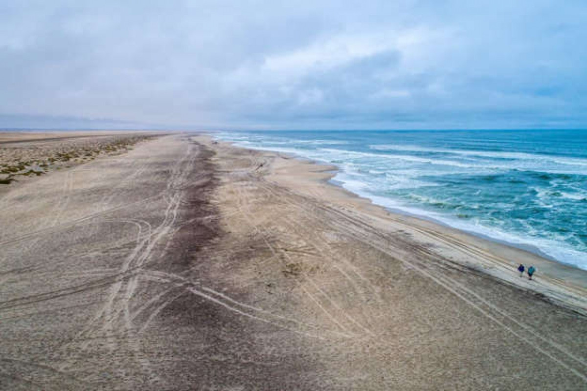 Skeleton Coast (Bãi Hài Cốt): Bãi biển của Namibia này có nhiều xác tàu và hài cốt tới nỗi nó được gọi là 