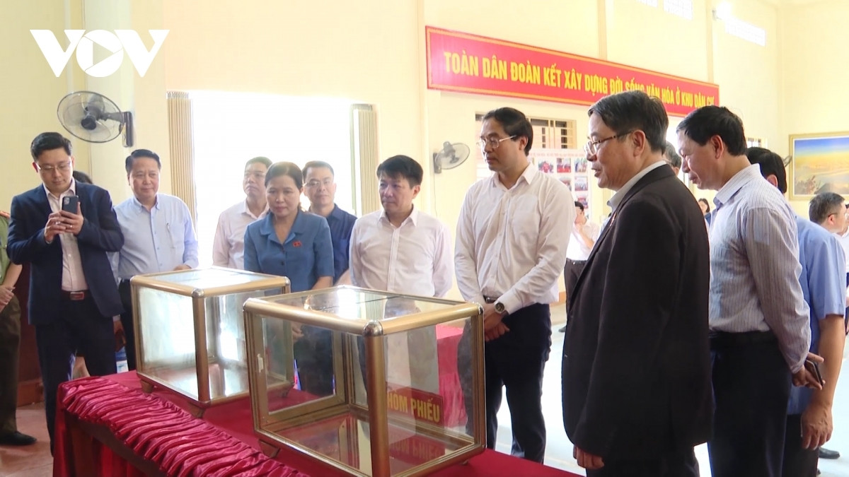 Đoàn công tác kiểm tra việc chuẩn bị bầu cử tại phường Bắc Cường, thành phố Lào Cai.