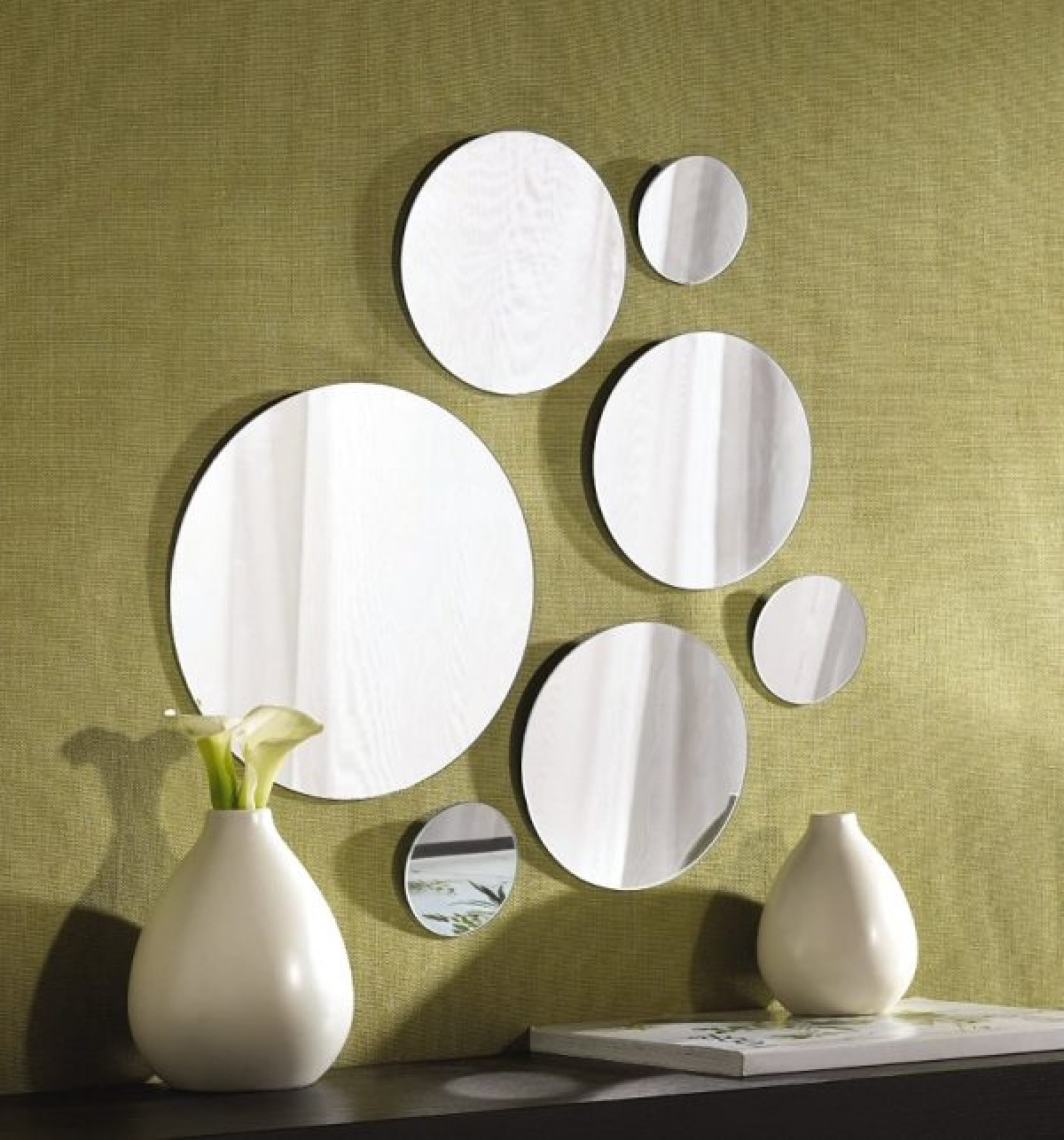 Gương được cắt thành những hình tròn to, nhỏ khác nhau là một điểm nhấn trong căn phòng.