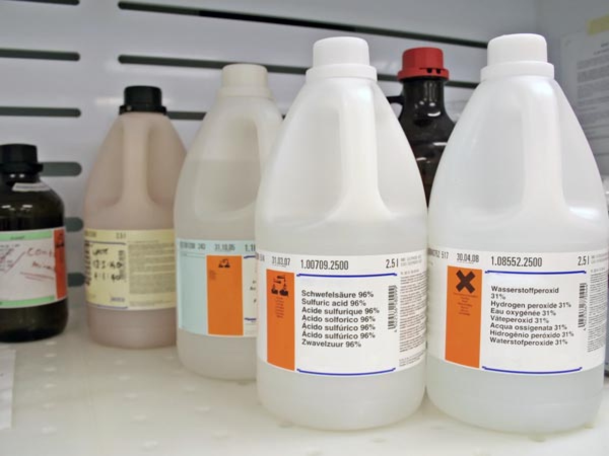 Oxy già: Oxy già, hay hydrogen peroxide, được sử dụng để làm sạch thớt, thùng rác, giẻ rửa bát, bồn cầu và bô vệ sinh. Oxy già cũng có thể được dùng để loại bỏ nấm mốc trên tường.