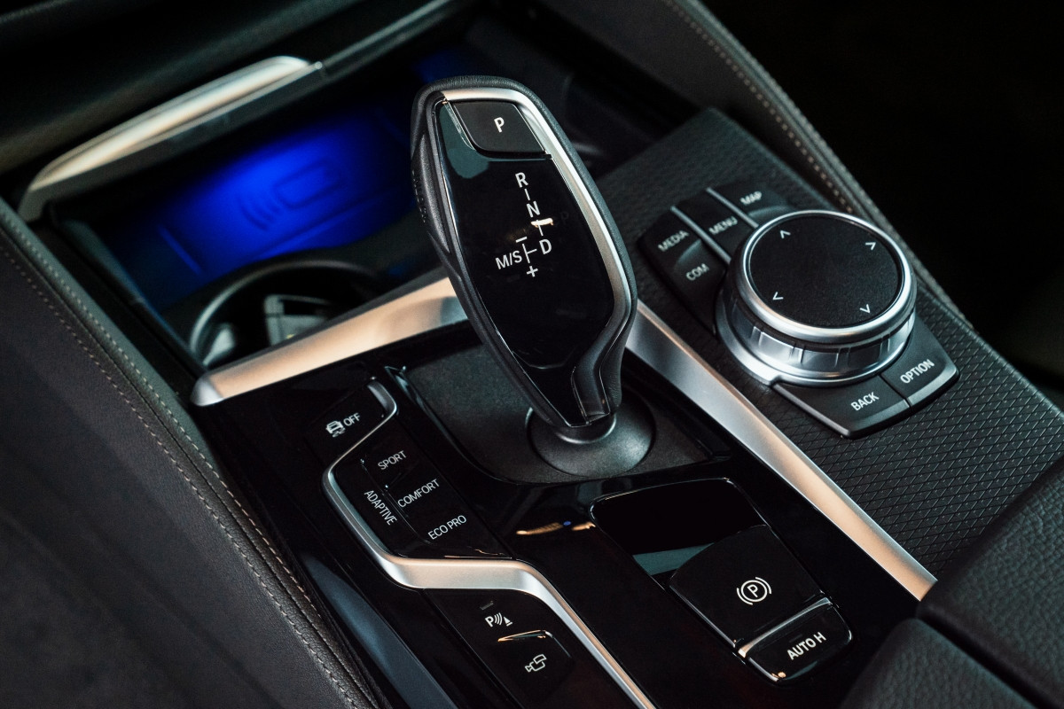 Khoang nội thất của BMW 5-Series mới nổi bật với màn hình cảm ứng trung tâm 12,3 inch được trang bị trên tất cả phiên bản. Vô-lăng bọc da thể thao tích hợp nút bấm đa chức năng là trang bị tiêu chuẩn. Ngoài ra xe còn có hệ thống điều hòa khí hậu 4 vùng tự động với nhiều tính năng mở rộng.