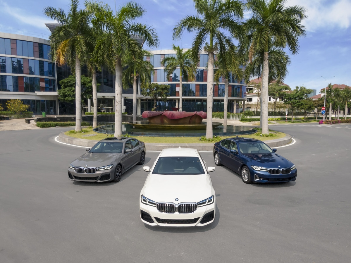 Mới đây, phiên bản nâng cấp LCI đời 2021 của dòng BMW 5-Series đã chính thức ra mắt tại Việt Nam. Đây cũng là sản phẩm mới đầu tiên của BMW trong năm 2021 dành cho thị trường Việt Nam. Xe có 3 phiên bản gồm 520i Luxury Line, 520i M Sport và 530i M Sport, giá bán lần lượt là 2,499 tỷ, 2,969 tỷ và 3,289 tỷ đồng.