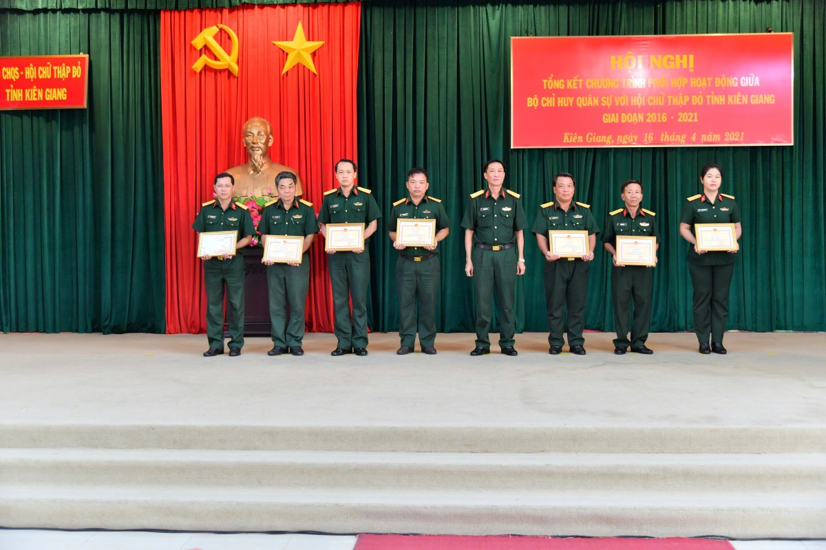 Các tập thể và cá nhân thuộc Bộ CHQS tỉnh Kiên Giang và Hội Chữ Thập đỏ tỉnh được khen thưởng vì đã có thành tích xuất sắc trong thực hiện chương trình phối hợp giai đoạn 2016 - 2021.