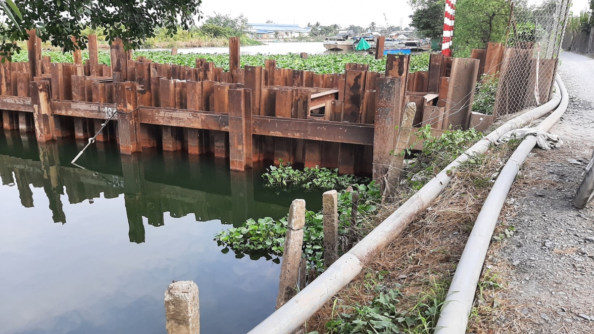 Từ nay đến hết tháng 4 các đập thép ngăn mặn ở tỉnh Tiền Giang sẽ được tháo dỡ do nước mặn giảm dần.