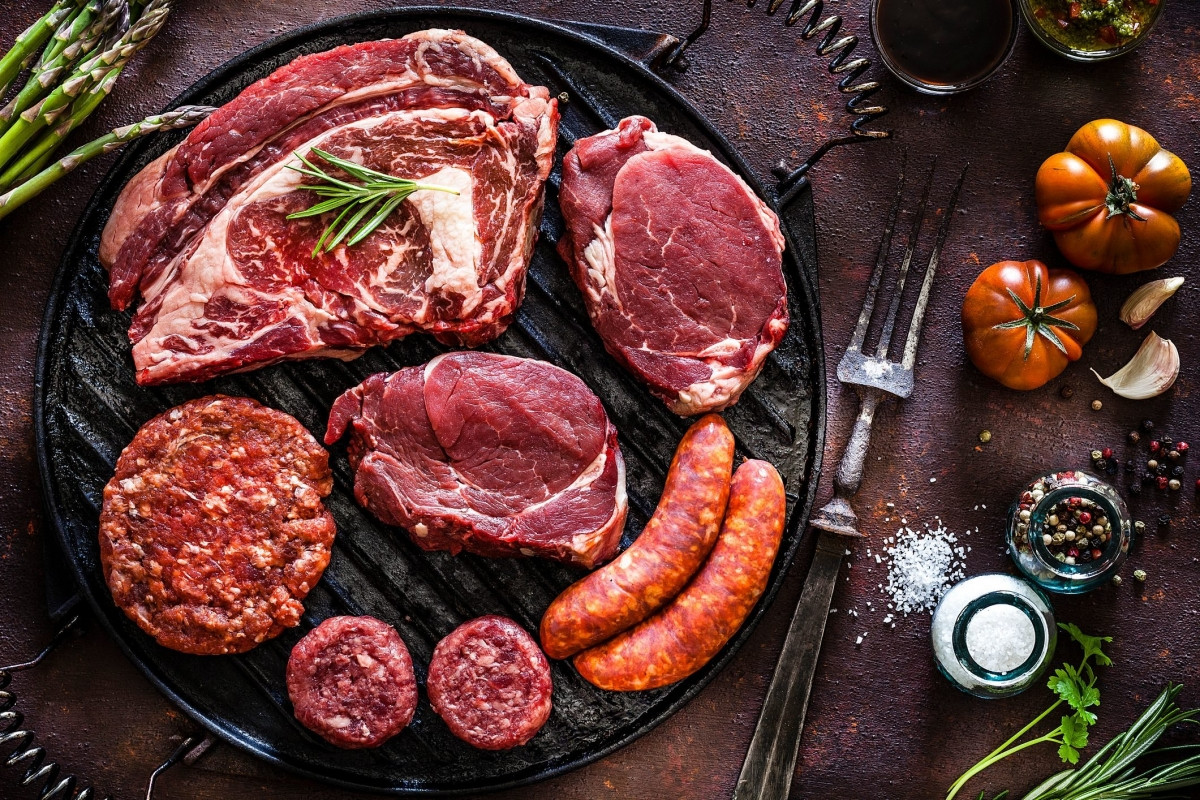 Thịt chế biến sẵn: Ăn nhiều các loại thịt chế biến sẵn, như thịt xông khói hay xúc xích, làm tăng nguy cơ suy giảm trí nhớ. Những người có chế độ ăn phong phú hơn và nhiều thực vật hơn thường ít có nguy cơ mắc các vấn đề về thần kinh và trí não hơn.