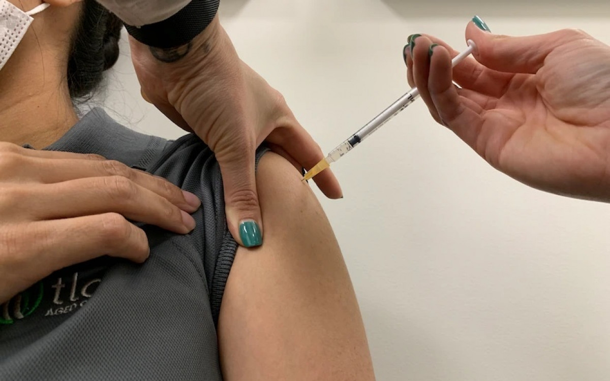Tiêm vaccine Covid-19 ở Australia. Ảnh: Patrick Rocca.