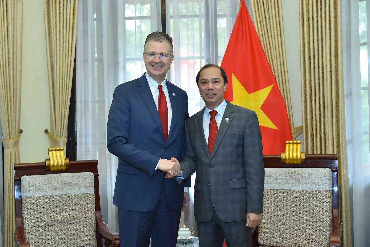 Thứ trưởng Nguyễn Quốc Dũng và Đại sứ Daniel Kritenbrink.