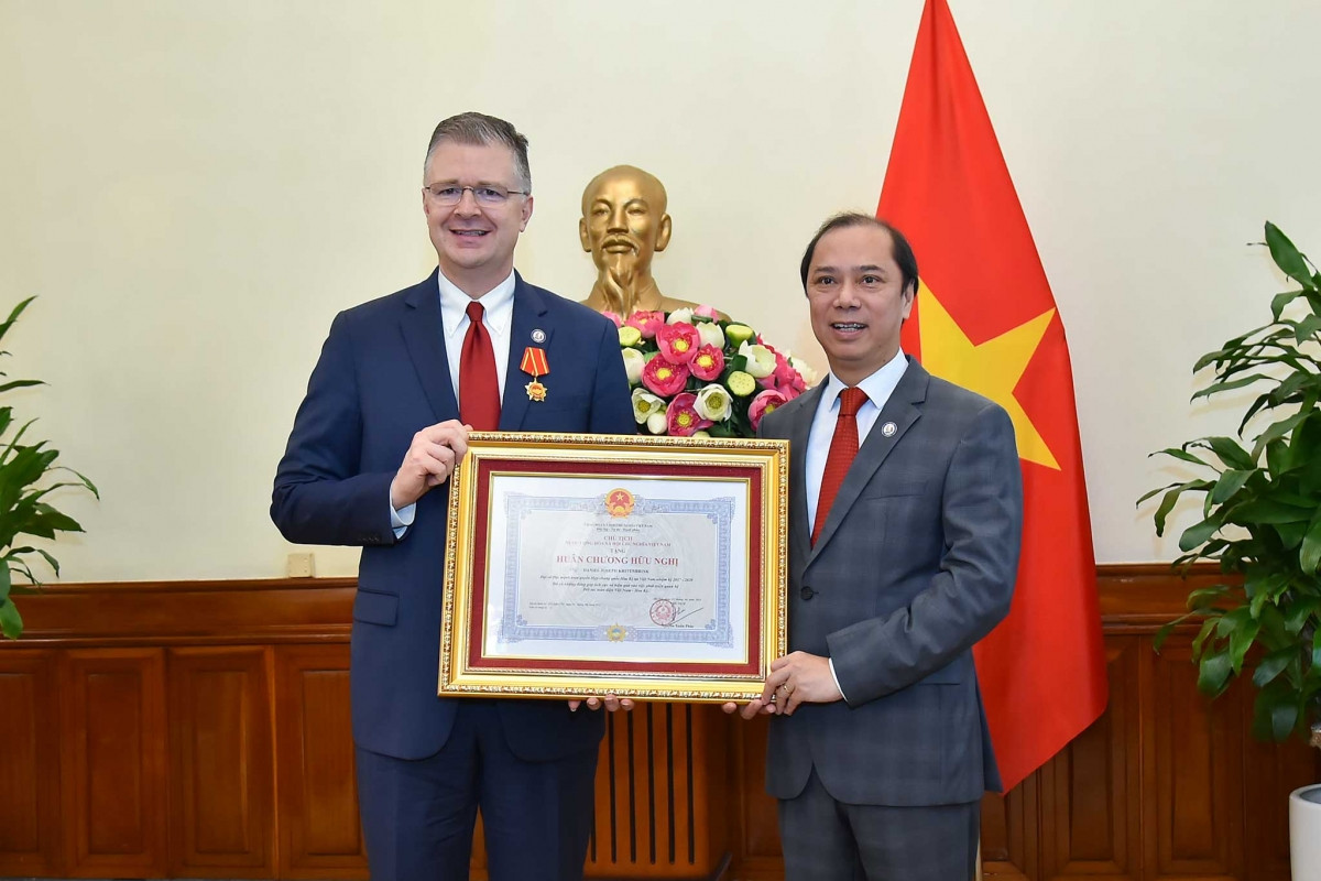 Thứ trưởng Nguyễn Quốc Dũng đã trao tặng Huân chương hữu nghị cho Đại sứ Daniel Kritenbrink.
