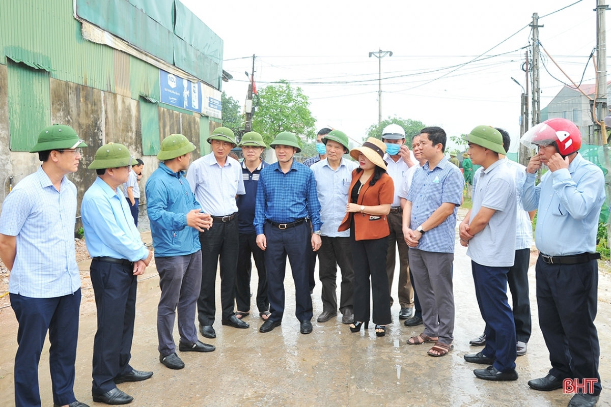 Ông Hoàng Trung Dũng kiểm tra công tác phòng chống dịch bệnh.