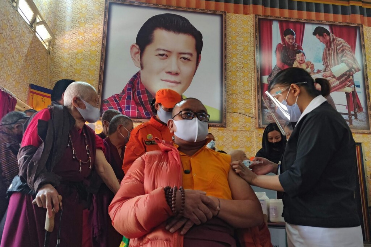 Một nhà sư được tiêm vaccine trong một ngôi trường ở Thimphu, thủ đô của Bhutan trong ngày đầu tiên của chiến dịch tiêm chủng. Ảnh: AFP