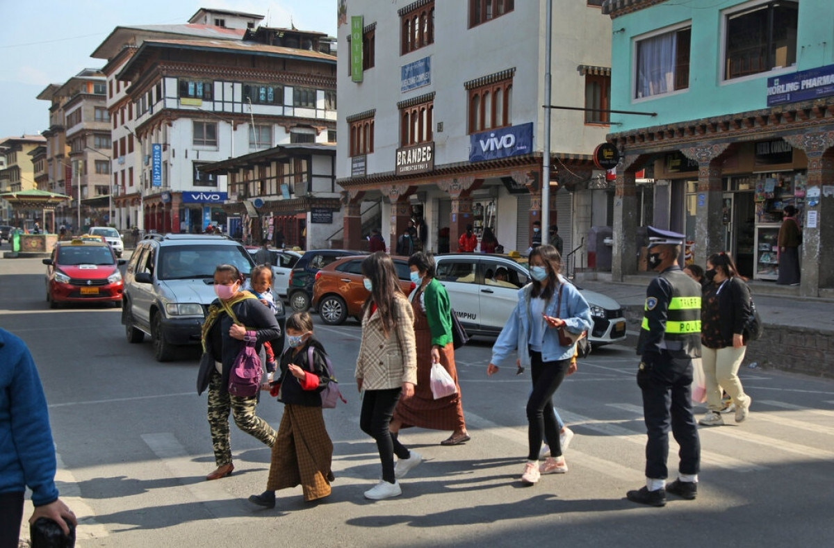 Người dân ở Thimphu đeo khẩu trang khi ra đường. Ảnh: AP