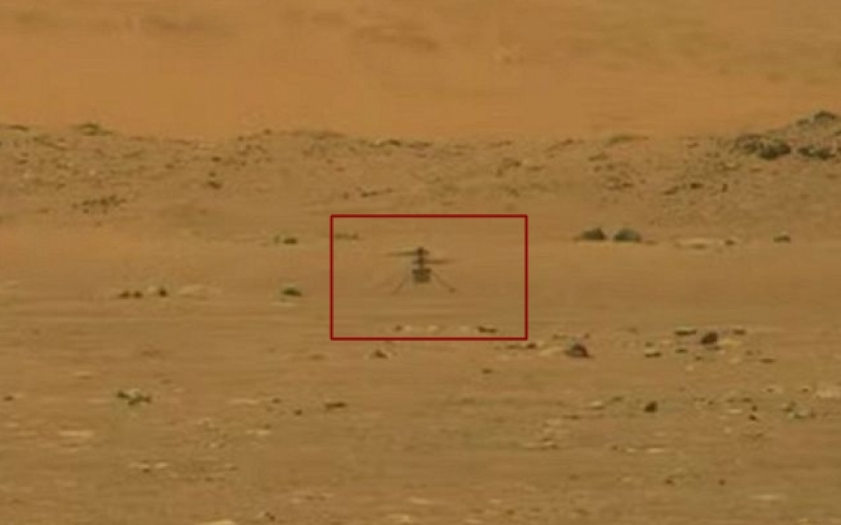 Trực thăng không người lái Ingenuity lơ lửng trên bề mặt Sao Hỏa. Ảnh: NASA.