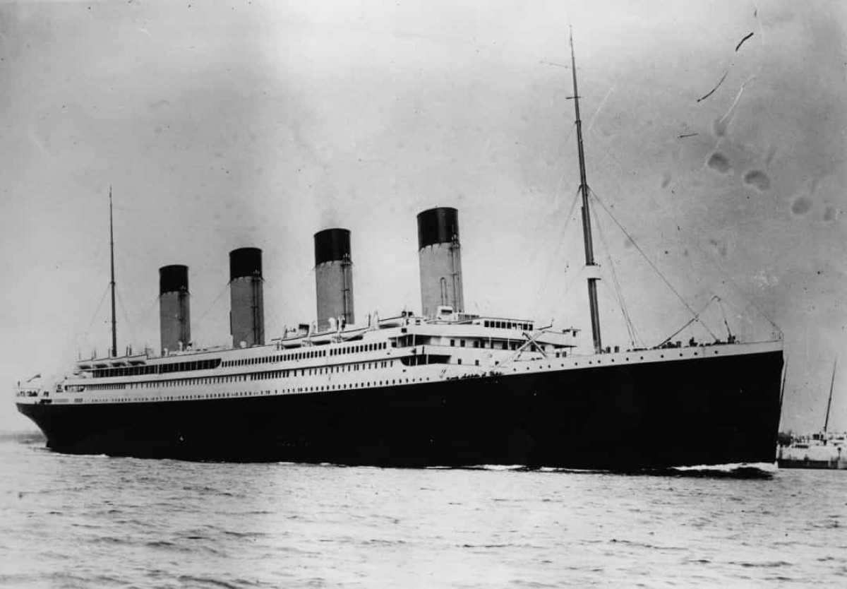 Tàu Titanic sẽ không bị chìm nếu có tới 4 trong số 16 khoang kín nước bị ngập. Tuy nhiên, việc đâm vào tảng băng trôi đã khiến 6 khoang phía trước của tàu bị ngập.