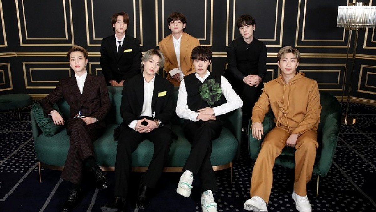 BTS diện trang phục của Louis Vuitton tại lễ trao giải Grammy 2021.