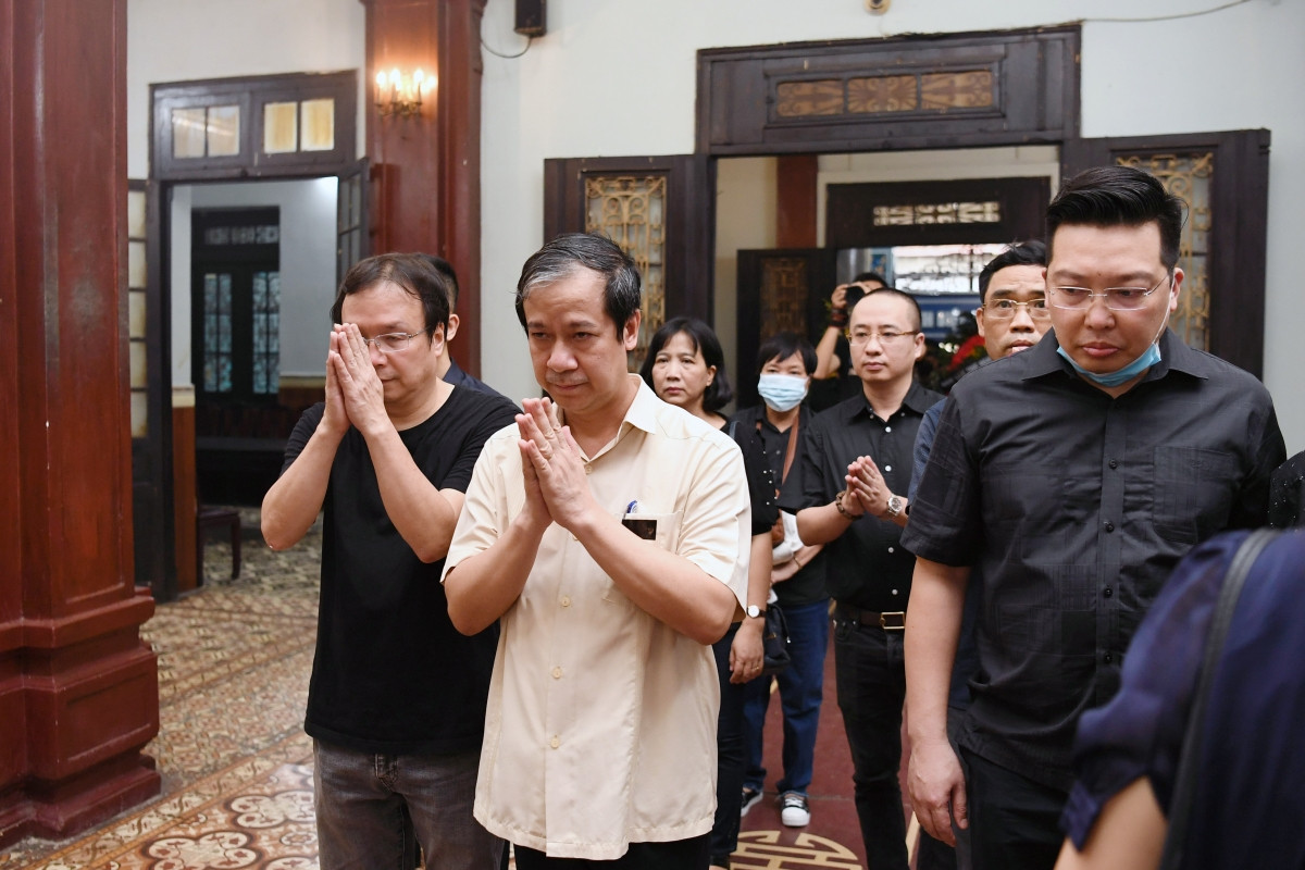 Bộ trưởng Bộ Giáo dục và Đào tạo Nguyễn Kim Sơn đến tiễn đưa nhà thơ Hoàng Nhuận Cầm về nơi an nghỉ cuối cùng.