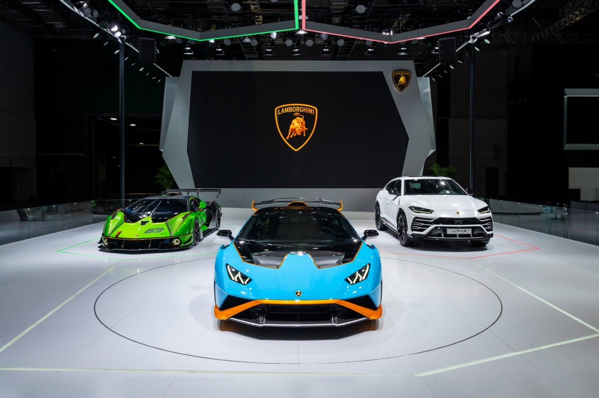 Tại Thượng Hải Autoshow, Lamborghini lần đầu mang siêu xe đường đua Essenza SCV12 đến với công chúng sau khi ra mắt thế giới vào hồi giữa năm ngoái. Chiếc siêu xe này được phát triển theo các tiêu chuẩn của FIA dành cho xe đua nguyên mẫu.
