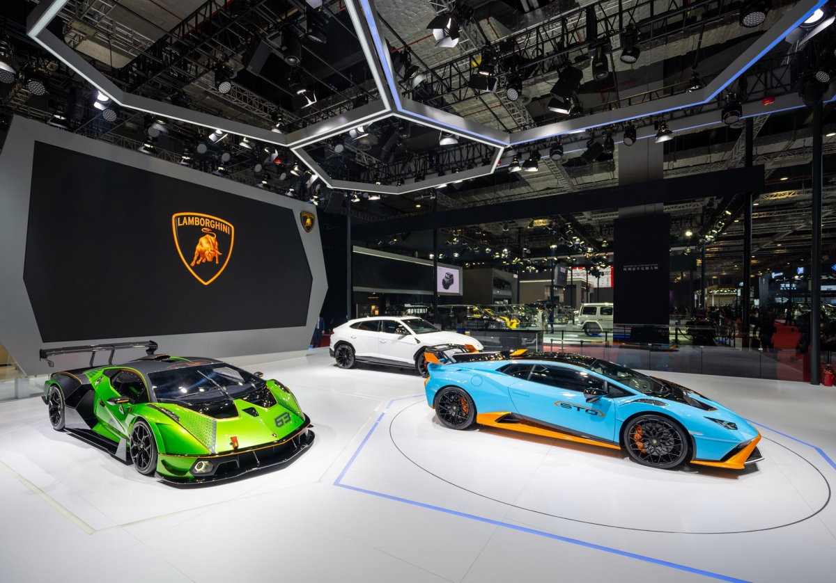 Bên ngoài, Lamborghini thiết kế chiếc xe với phong cách khí động học cực đoan nhằm giúp mang đến lực ép cao hơn cả xe đua GT3. Khoang lái bên trong được tối giản, ghế ngồi cố định được bắt vào sàn xe.